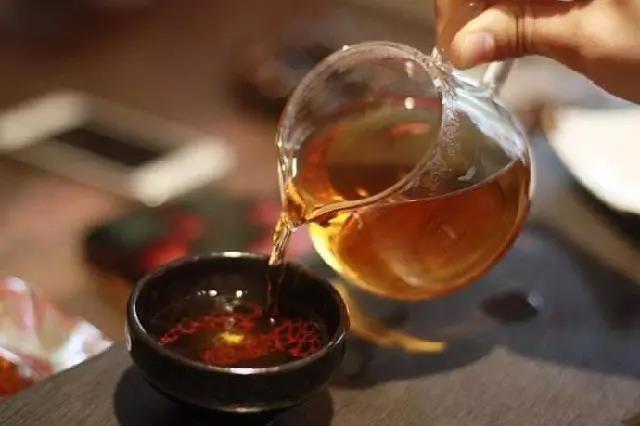 炎热夏天喝安化黑茶的好处是什么？安化黑茶好处大全解析！
